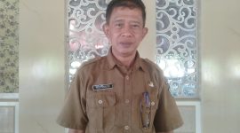 WAWANCARA: Plt Kepala Dinas Ketahanan Pangan dan Pertanian, Nolo Garjito dalam sesi wawancara di kantor terkait aktivitas pertanian yang berhenti akibat cuaca ekstrem. Selasa (15/10)