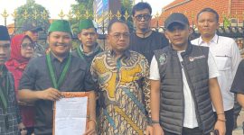 SEPAHAM: Ketua Umum Badko HMI Jawa Timur, M Yusfan Firdaus didampingi Perwakilan Pemprov Jatim saat Aksi Jihad Demokrasi, di depan Mapolda Jatim dan Gedung Grahadi Surabaya, Rabu (13/11). (Istimewa/Teliti) 