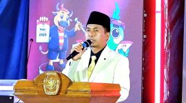 BICARA: Ketua Komisi Pemilihan Umum (KPU) Kabupaten Pamekasan, Mahdi memberikan sambutan saat debat ketiga calon bupati dan wakil bupati Pamekasan di Hotel Odaita, Jum'at (15/11). (Istimewa/Teliti) 