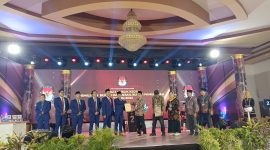 DITERIMA: Foto bersama antara Komisi Pemilihan Umum (KPU) Pamekasan bersama sejumlah panelis usai serah terima berkas pertanyaan, pada debat ke dua, di Hotel Odaita, Jalan Raya Sumenep, Sabtu (2/11). (ZAINI DAHLAN/TELITI) 