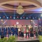 DITERIMA: Foto bersama antara Komisi Pemilihan Umum (KPU) Pamekasan bersama sejumlah panelis usai serah terima berkas pertanyaan, pada debat ke dua, di Hotel Odaita, Jalan Raya Sumenep, Sabtu (2/11). (ZAINI DAHLAN/TELITI) 