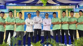 Tim Media Kabhar Langgar: Anggota Tim Media Kabhar Langgar ketika Live Streaming Prosesi Wisuda di Bluto, Sumenep (DOK/Teliti)