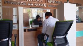 LAPOR: Kuasa Hukum tersangka IH Ribut Baidi bersama kuasa hukum lainnya saat menggugat Bea dan Cukai Wilayah Jatim 1 dan Polsek Simokerto, Polres Surabaya di Pengadilan Negeri (PN) Mojokerto. Kamis, (26/12). 