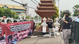 TERIAK: Koordinator Lapangan (Korlap) aksi Jaka Jatim, Musfik saat menyampaikan aspirasinya di depan Kantor Indrapura dan Grahadi Jawa Timur, Kamis (05/12). (Istimewa/TELITI) 