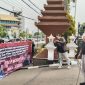 TERIAK: Koordinator Lapangan (Korlap) aksi Jaka Jatim, Musfik saat menyampaikan aspirasinya di depan Kantor Indrapura dan Grahadi Jawa Timur, Kamis (05/12). (Istimewa/TELITI) 