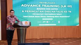 MENGURAI: Kepala Lembaga Administrasi Negara Republik Indonesia (LAN RI), Dr. Muhammad Taufiq, DEA berbicara saat menjadi keynote speech di acara advance training (LK III), tingkat nasional yang digelar oleh Badko HMI Jatim di Gedung BPSDM Jatim, Surabaya, Jum'at (14/02). (BADKO HMI JATIM/TELITI) 