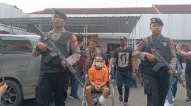 TAK BERDAYA: Tiga dari enam tersangka didorong memakai kursi roda setelah ditembak karena melawan petugas, Jum'at (07/02). (DOKUMENTASI TELITI) 