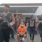 TAK BERDAYA: Tiga dari enam tersangka didorong memakai kursi roda setelah ditembak karena melawan petugas, Jum'at (07/02). (DOKUMENTASI TELITI) 