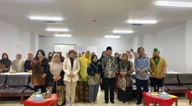 ABADIKAN MOMEN: Foto bersama, Gubernur Jawa Timur Emil Elestianto Dardak Bersama Korps HMI Wati (Kohati) Jatim usai acara pleno 1. Rabu (26/07) (PEMPROV JATIM/TELITI)
