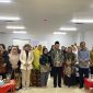 ABADIKAN MOMEN: Foto bersama, Gubernur Jawa Timur Emil Elestianto Dardak Bersama Korps HMI Wati (Kohati) Jatim usai acara pleno 1. Rabu (26/07) (PEMPROV JATIM/TELITI)